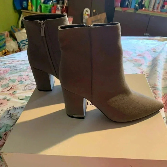Calvin Klein Womens Ankle Boots with Heals Size 6 M - Picture 6 of 13